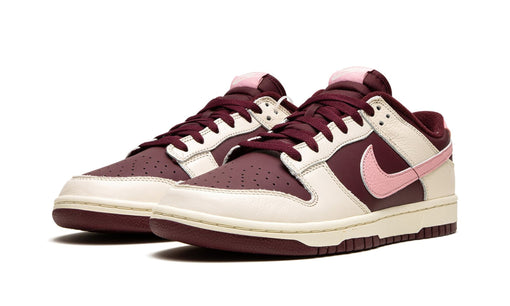 Tênis Dunk Low PRM "Valentine's Day 2023" Bordô